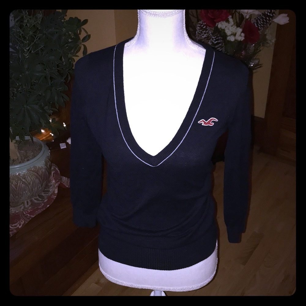 Navy blue v-neck sweater in GUC